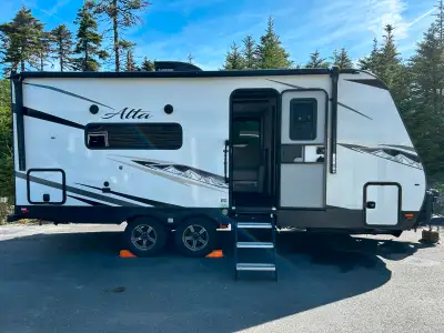 2023 EAST WEST ALTA, 2 Batteries , 2solar panels, 2 fridges, drop down queen. sofa 2 recliners El co...