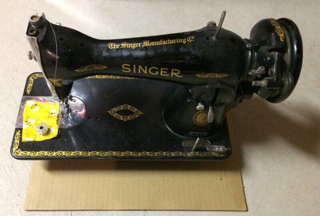 Singer 15J Sewing Machine and Stand Canadian Complete For Sale in Hobbies & Crafts in Oakville / Halton Region - Image 4