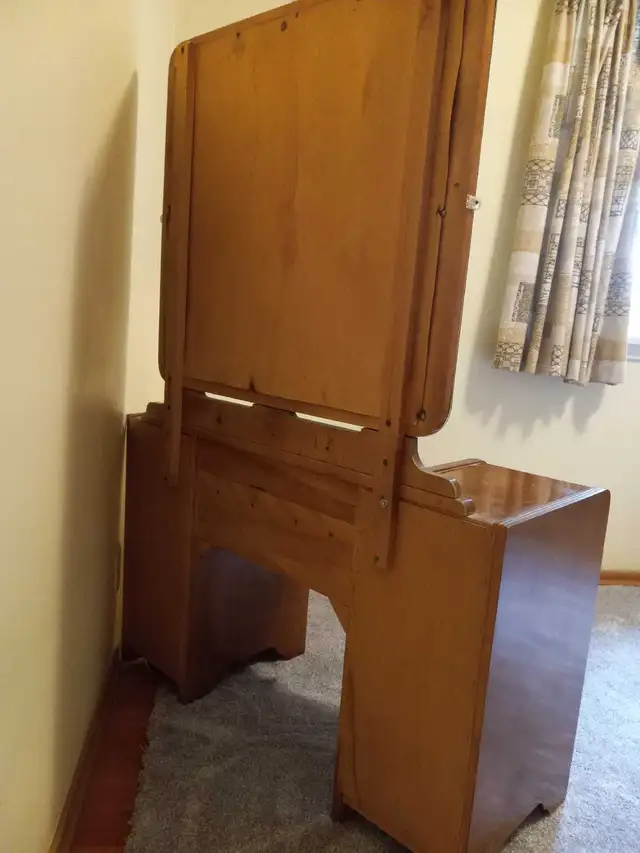 Antique dressing table with mirror in Dressers & Wardrobes in Edmonton - Image 6