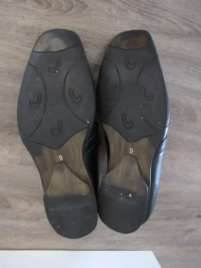 Men's Dress / Casual Shoes Size 9, Soft Material, Elastic Panels in Men's in Brantford - Image 4