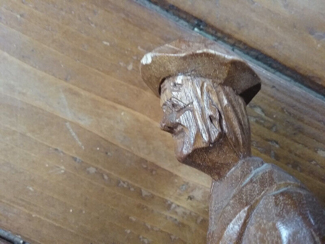 Sculpture en bois d'un homme par Caron à vendre dans Art et objets de collection  à Lévis - Image 4