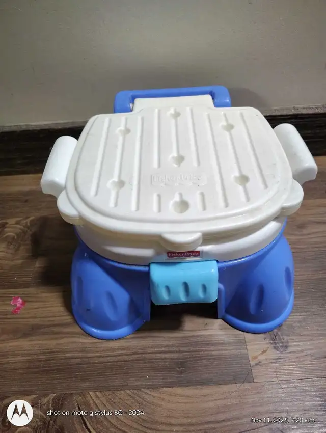 Fisher-Price 3 in 1 Potty in Bathing & Changing in Brantford - Image 3