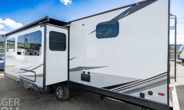 Reluctantly Selling: Jayco WhiteHawk 29BH w/ Slide, Fireplace... in Travel Trailers & Campers in Revelstoke - Image 5