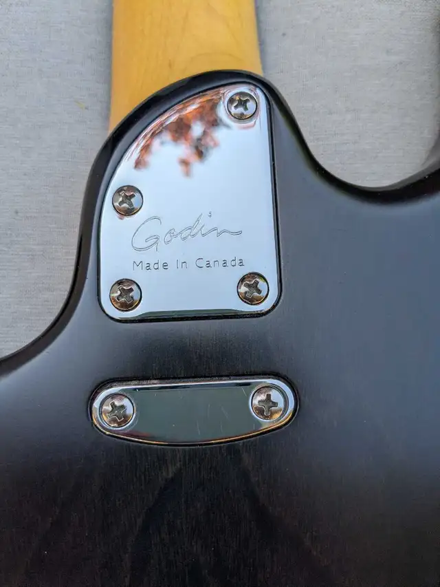 Godin Shifter Classic in Guitars in Guelph - Image 3