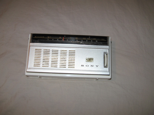Vintage Sony Radio in Arts & Collectibles in Saskatoon - Image 4