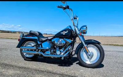 2006 Harley Davidson Fatboy 1450 injection avec seulement 12900km. Comme neuf... poignée APE 16", éc...