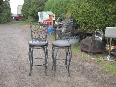 2 BAR CHAIRS / SWIVELS STOOLS - in NEWCASTLE, View more
