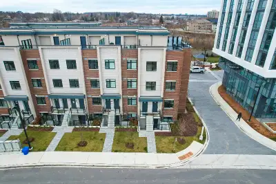 FOR SALE TOWN HOUSE IN LAKE SHORE AND CAWATHRA AREA AROUND 2100SQ FEET UPPER FLOOR CONDO TOWNHOUSE W...
