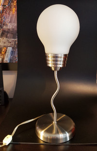 Lampe en métal et verre, hauteur de 20 pouces, comme neuve