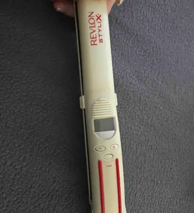 Fer à lisser cheveux Revelon à 10$, View more