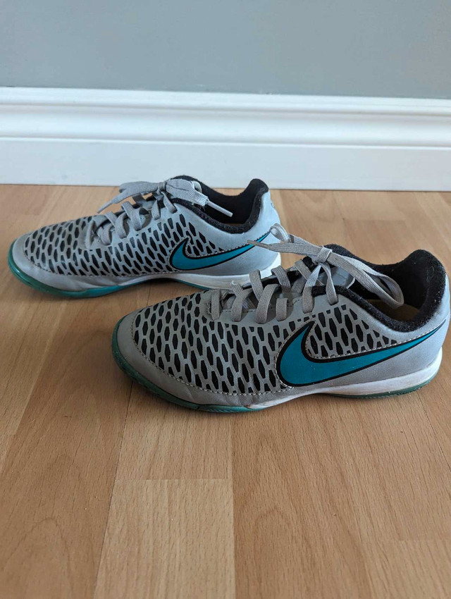 Nike Youth Boys Size 2 Shoes  in Kids & Youth in Strathcona County
