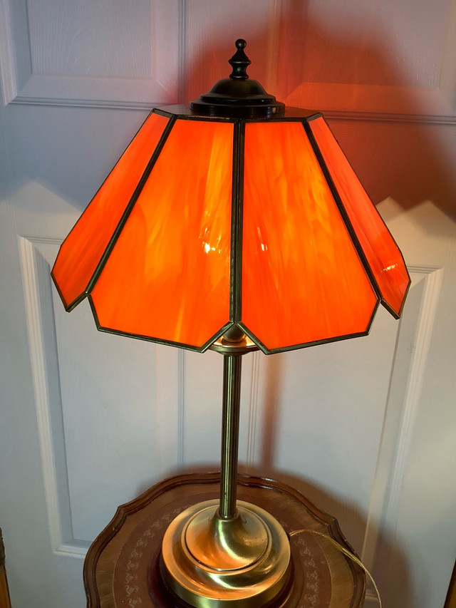 Vintage/Retro Eight Panel Orange Lucite & Brass Triple Lit Lamp in Indoor Lighting & Fans in Belleville - Image 4