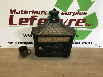 Boîte aux lettres en aluminium et laiton. 16" de largeur. 18 1/2" de hauteur. 6" de profondeur. Maté...