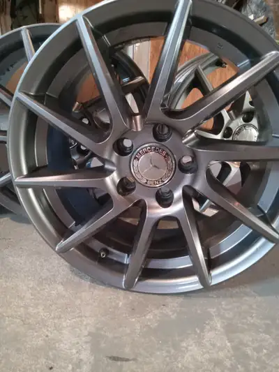 Mags Mercedes Benz 17 pouces. Boltpattern 5x112. Etait sur une Mercedes Benz Gla 250.