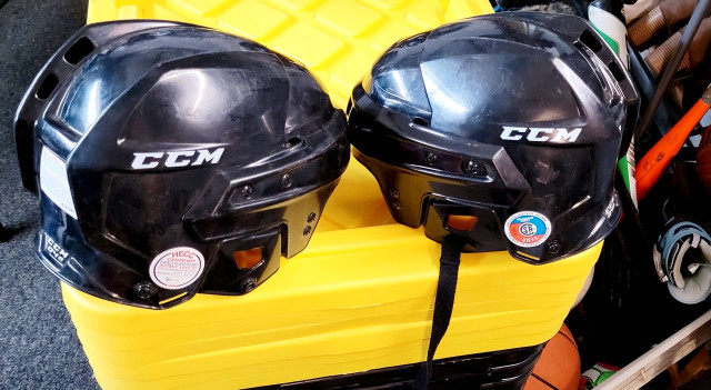 Hockey helmet junior boys or girls in Hockey in City of Montréal - Image 4