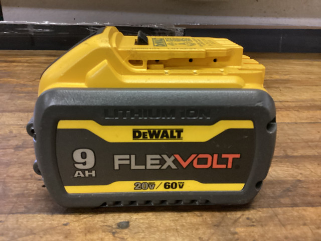 1 - DEWALT 20v/60v FLEXVOLT 9.0 AH BATTERY in Power Tools in Barrie - Image 2