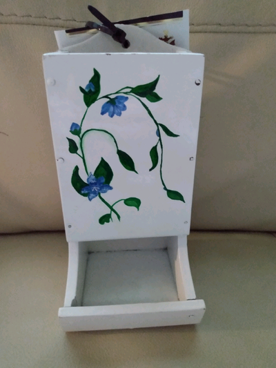 Match holder made out of wood, hand painted, vintage, made in Japan. Check out my other ads!