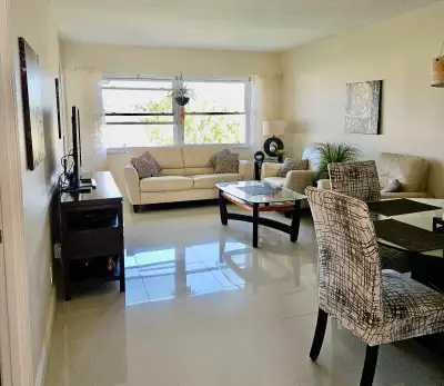 Aubaine - nouveau prix - $99,700 Magnifique condo moderne d'une chambre à coucher, situé au 3e étage...