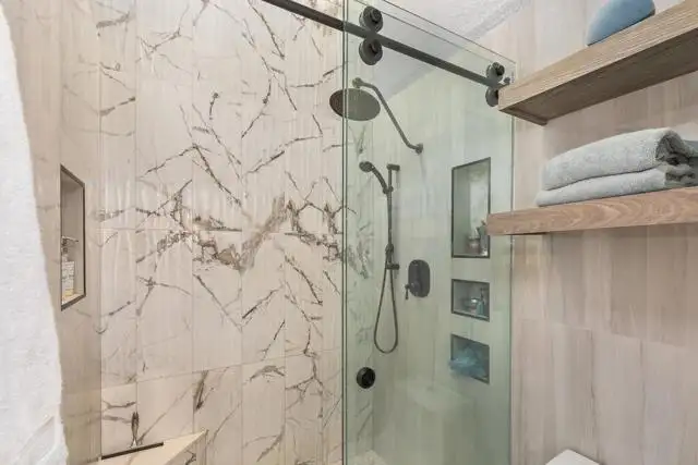  Price Reduced! Stunning 2-Bedroom Condo in Condos for Sale in Mississauga / Peel Region - Image 3