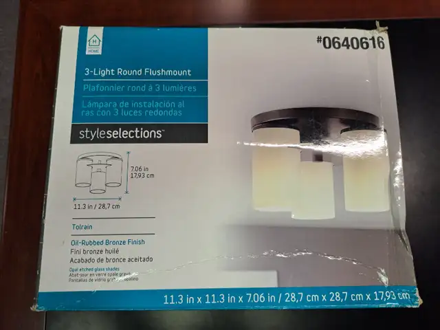 ceiling light - 3 bulb flushmount in Indoor Lighting & Fans in Ottawa - Image 3
