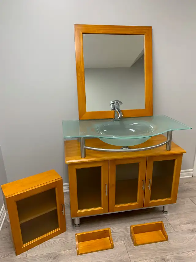 Meuble de salle de bain, miroir, robinet. 42pouces par 22 pouces in Bathwares in Laval / North Shore - Image 4