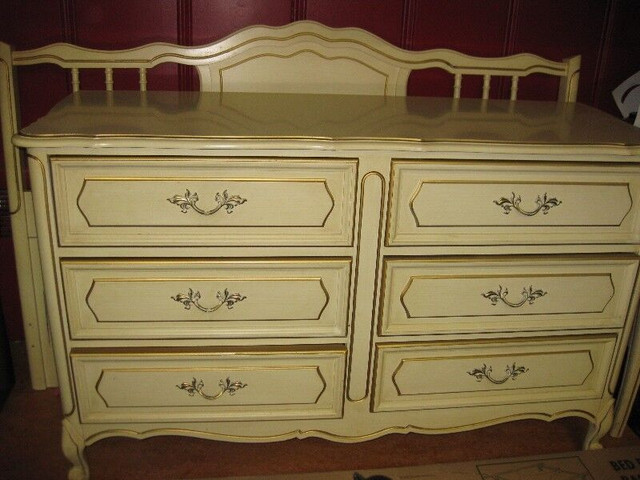 Mobilier de chambre à coucher (commode, tables de chevet, lit, . dans Commodes et armoires  à Ville de Québec - Image 2