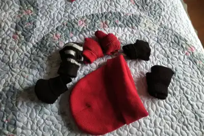 Scarves, Toque (NEW) and Mits Good to Ex Cond, View more