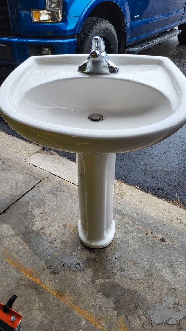 Pedestal sink and Faucet in Plumbing, Sinks, Toilets & Showers in Belleville