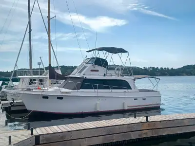 34’ Custom Fiberglass Hatteras Sedan Flybridge Trawler (LOA 37’) Beam 12.5’ Draft 3.5’ Upper & lower...
