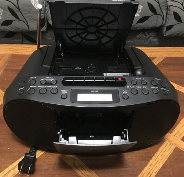 Sony CFD-S70 CD/Cassette Boombox with Radio in Stereo Systems & Home Theatre in Ottawa