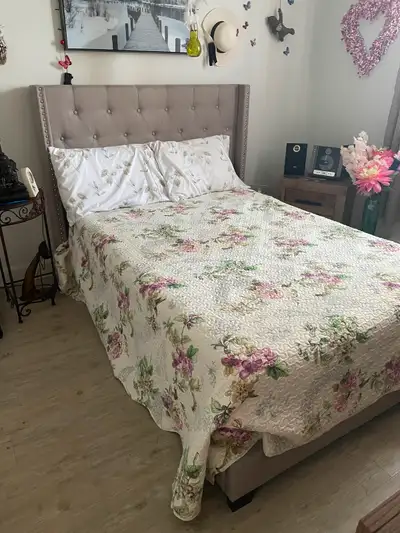 Lit double, base de lit et tête de lit rembourrés en tissu gris, donne le matelas avec, tres propre...