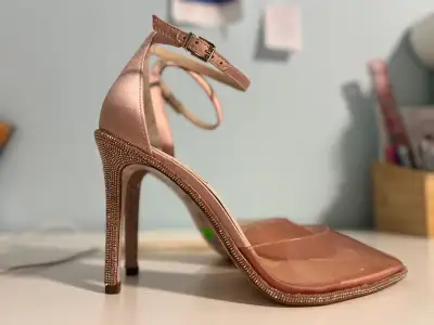Add a touch of glam to your step with these elegant Jessica Simpson heels in a soft light pink hue....