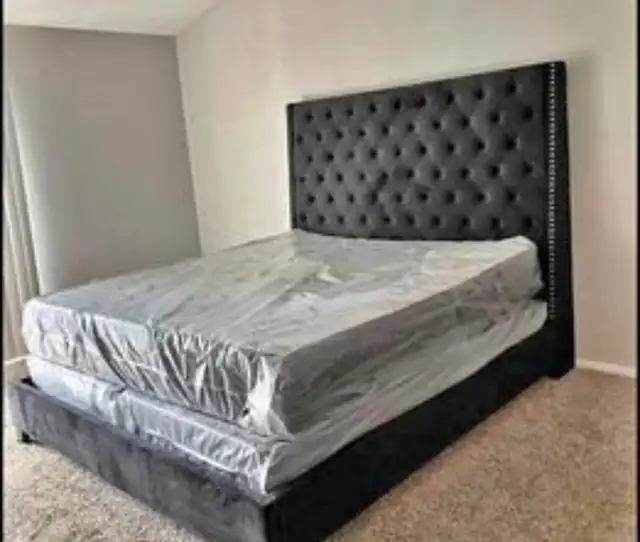 Double - queen - simple - king matelas & Lit  in Beds & Mattresses in City of Montréal - Image 2