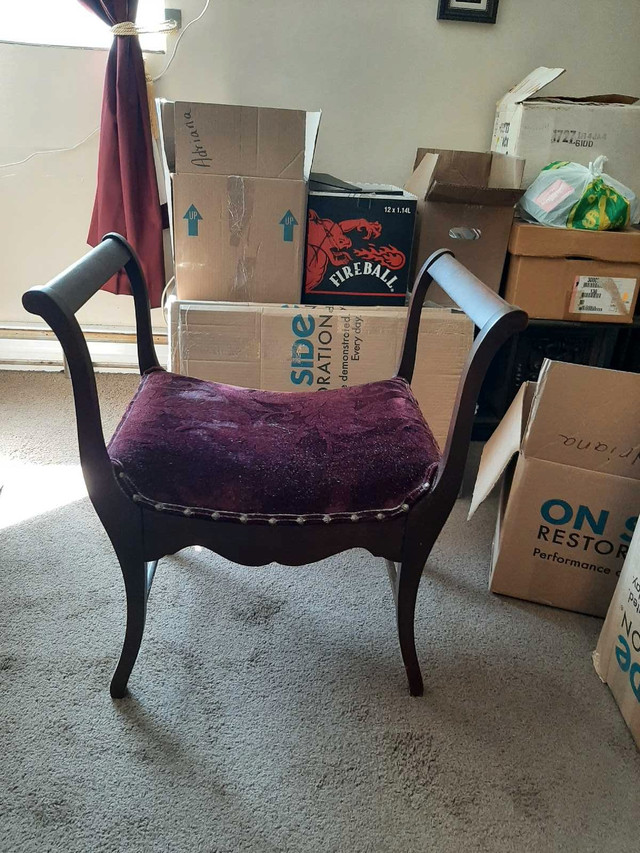 Antique sitting stool/ chair dans Chaises, Fauteuils inclinables  à Région de Windsor