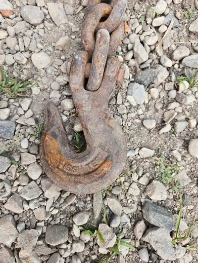 I'm offering a used towing chain with hooks, a robust tool for heavy-duty towing, 14ft x5/8"