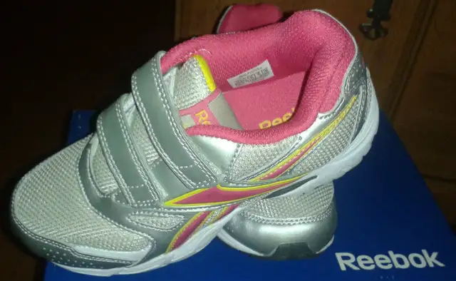 Des souliers Reebok pour filles Neufs dans des boîtesr in Kids & Youth in City of Montréal - Image 3