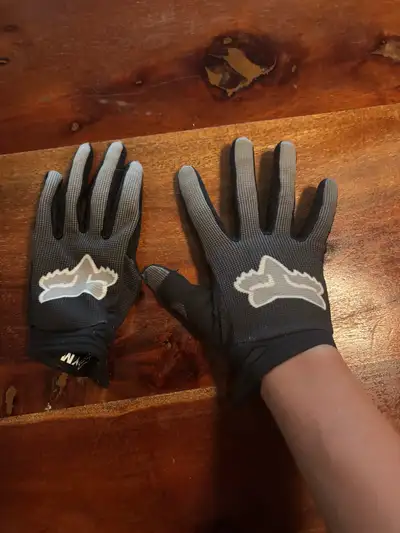 Gant de motocross fox pour enfant en bonne état 10$ aller voir mes autre annonce!