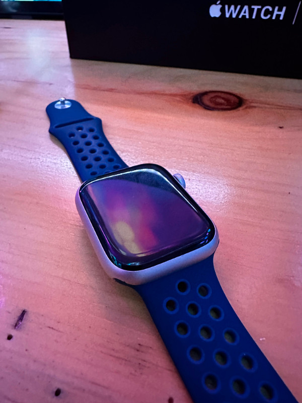 Montre Apple Watch Nike Series 7 45mm Starlight Aluminium GPS dans Appareils électroniques  à Longueuil/Rive Sud - Image 2