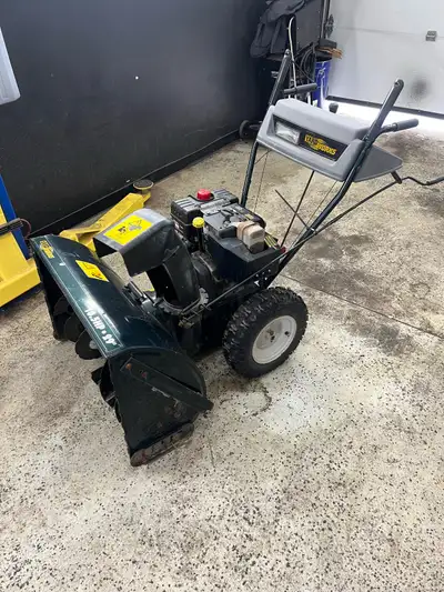 29 inch 10.5hp yardworks snowblower, has a brand new carb, starts on the first pull. has some cosmet...