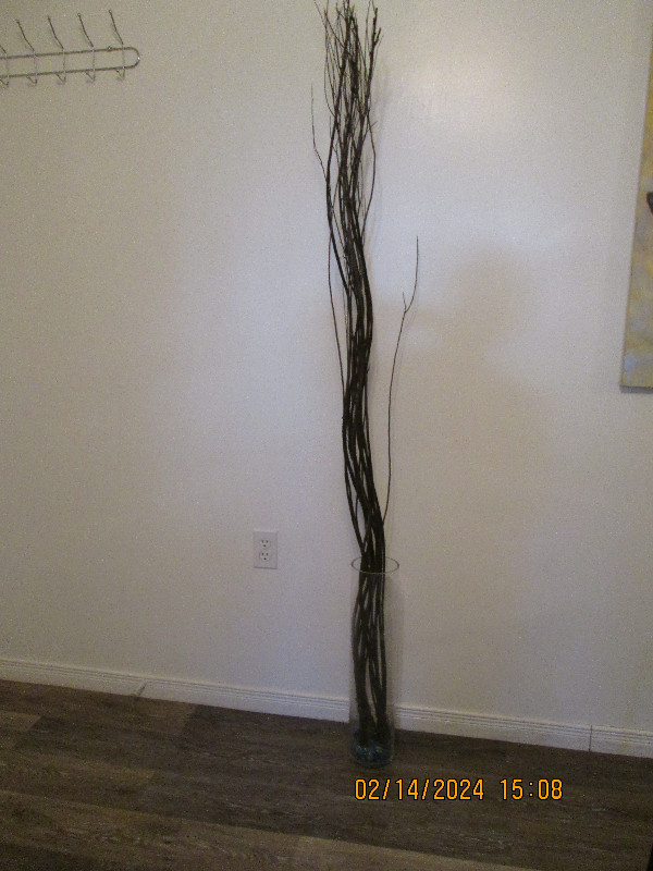 Tall, Decorative Glass Vase and BlackTree Branches in Home Décor & Accents in Kingston - Image 2