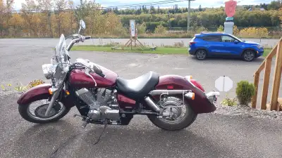 Moto en très bonnes conditions. Pneux encore bon. Pas de texto, appels seulement.