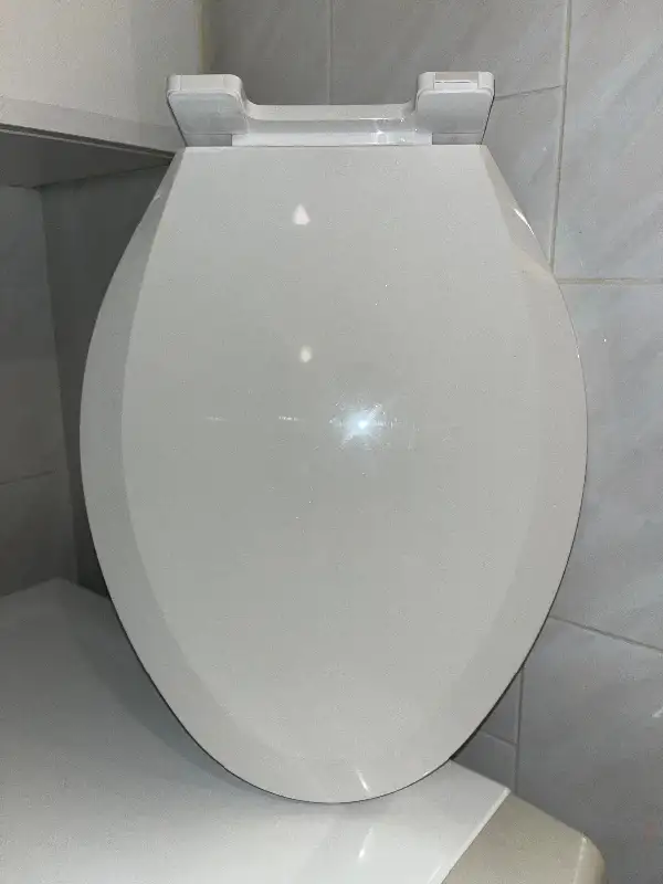 Siège de toilette allongé propre / Clean elongated toilet seat in Plumbing, Sinks, Toilets & Showers in City of Montréal - Image 4