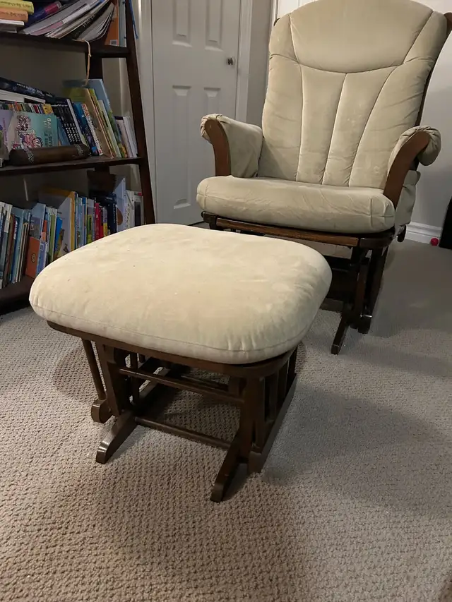 Glider Chair with Ottoman – Excellent Condition in Chairs & Recliners in City of Toronto - Image 2