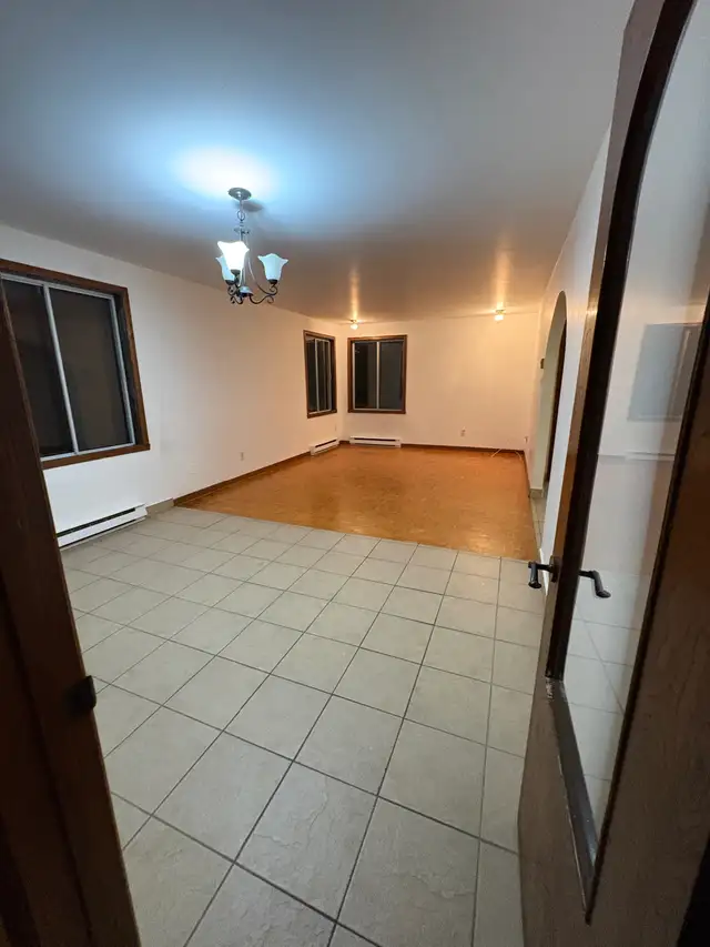 TRÈS TRÈS GRAND 6 1/2 à louer à Vimont Laval
