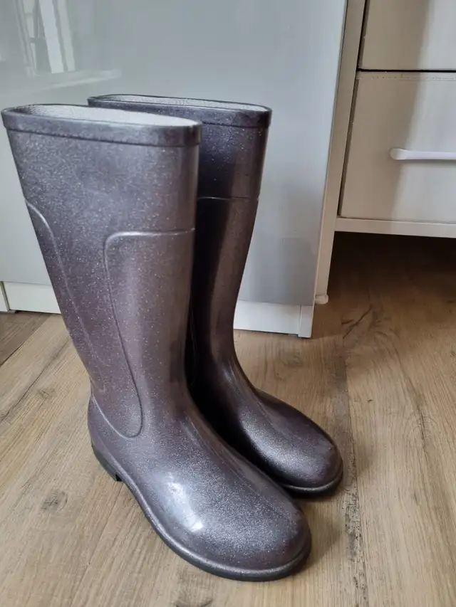 Rubber Rain Boots in Women's - Shoes in Calgary - Image 2