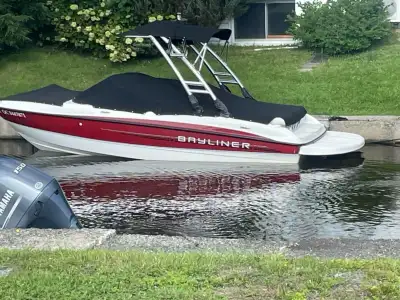 Bateau Bayliner 185 2012 avec moteur Mercruiser 4.3 L et remorque Karavan 185 2012 avec tour de wake...