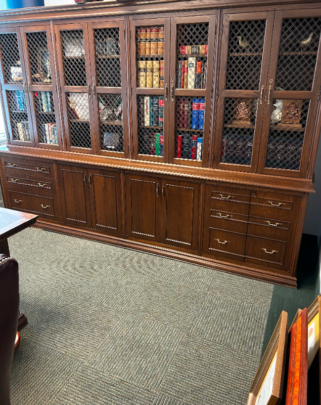 BEAUTIFUL SOLID OAK, ARTISAN CRAFTED BOOKCASE WITH BAR Hutches & Display Windsor