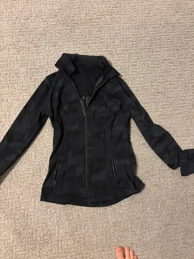 Lululemon define jacket size 4-6, View more