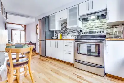 FURNISHED 1 OR 2 BEDROOM APARTMENT: COMING AVAILABLE - SHORT OR LONG TERM - MONTHLY (Preferably a mi...