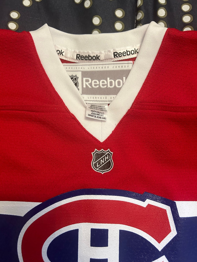 Boys leaf jersey size 10-12. Boys canadiens jersey size 4-7 in Kids & Youth in St. Catharines - Image 3